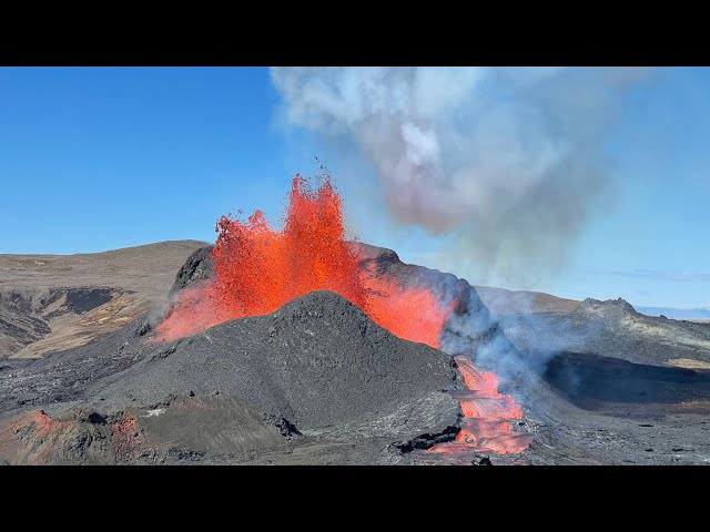 Standing next to an erupting volcano - Geldingadalir Iceland