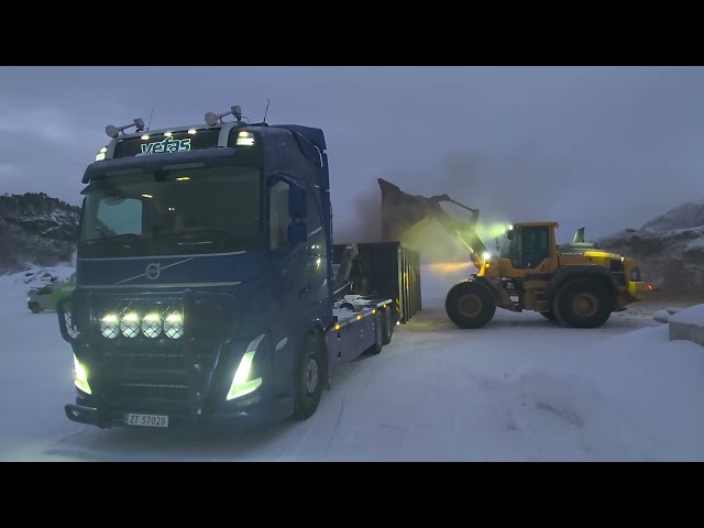 Robert Haugan , 💪💪💪Volvo L-120H, loading Volvo FH540 hooklift