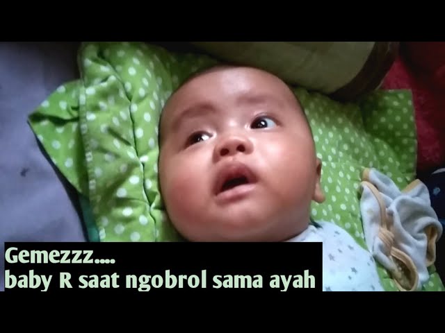 lucu sekali baby R saat diajak ngobrol ayah