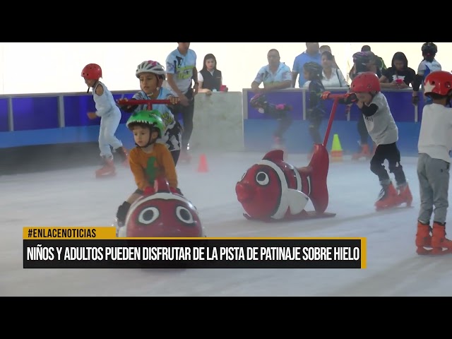 Niños y adultos pueden disfrutar de la pista de patinaje sobre hielo