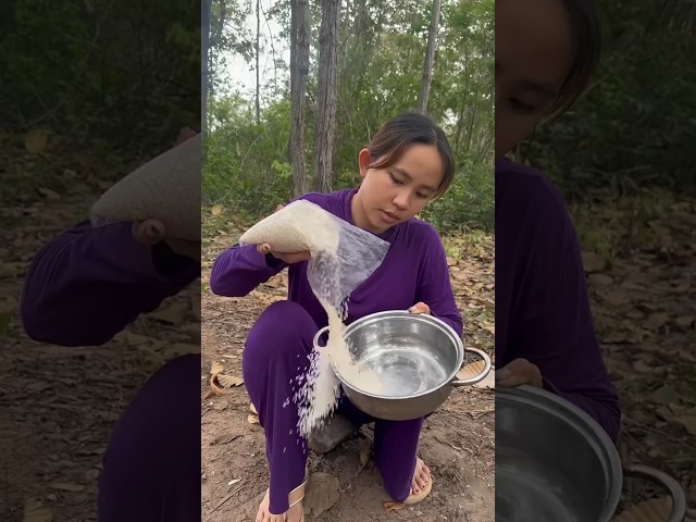 Single mom show SMART idea for SURVIVAL in forest #camping #outdoor #bushcraft #survival🥘😄 1331