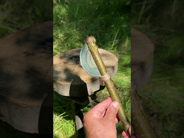 Survival Skills: Lifehack Sharp Knife from a Metal Lid. #survival #lifehacks #camping