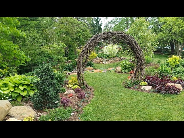 Tour of a Family-Owned Greenhouse and Gardens! 🌸😃💚