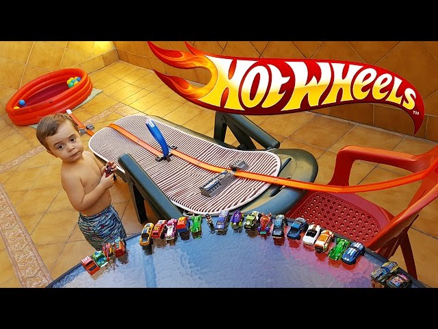 HOT WHEELS ON GELLI BAFF POOL!! Race Cars Hotwheels Gelli Baff Pool Racing Toy Car 🚙 🚗