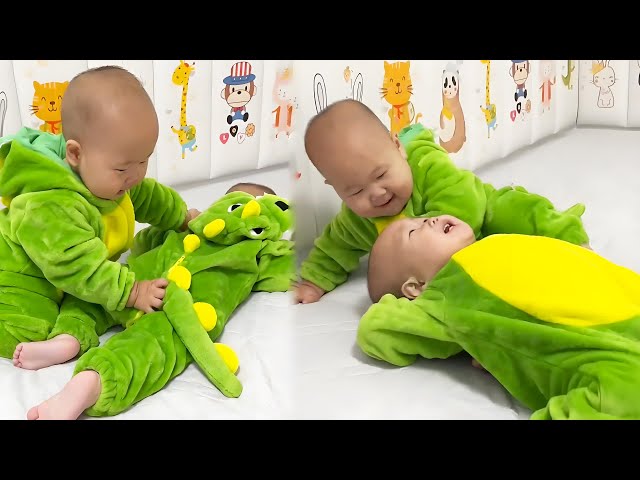 The Twins Pull Each Other's Clothes#funny twins#cute twins #cutebaby#funnyvideos#smile