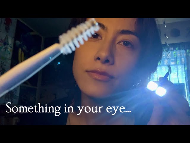 👁️There's something in your eye... ASMR (Lights, spoolie sounds, soft spoken, up close)