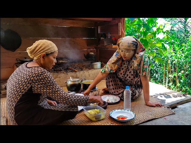 suasana di desa dayak, hidup enak makan enak, mencari ikan di sungai dan sayur di hutan