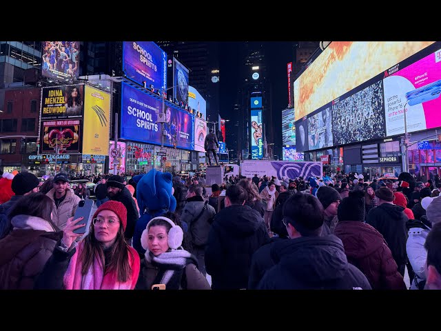 New York: Manhattan Times Square Saturday Night