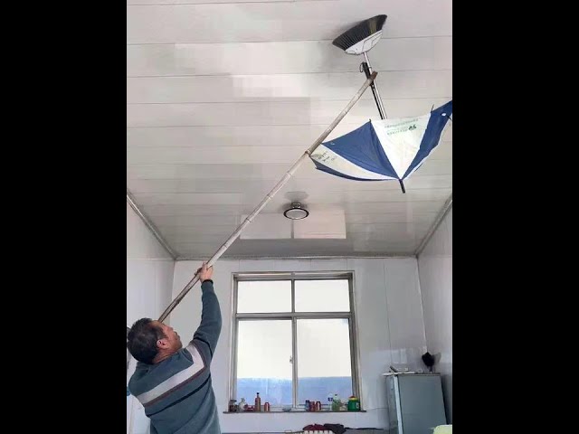 Sweeping the roof in this way is convenient and hygienic# funny video