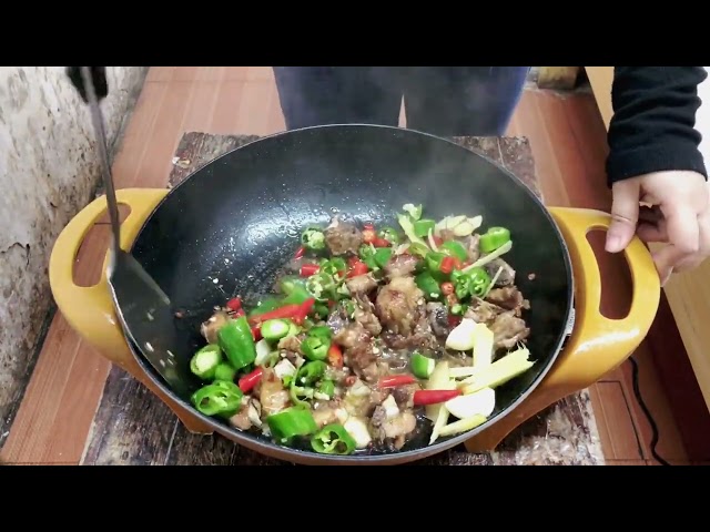 今天婷姐煮了排骨肉，不过她不给我吃肉，把辣椒给我吃#日常生活 #排骨