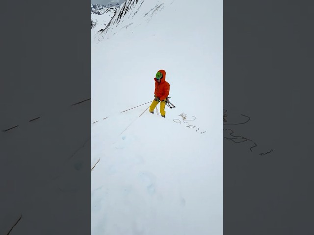 Rappel on snow bollard