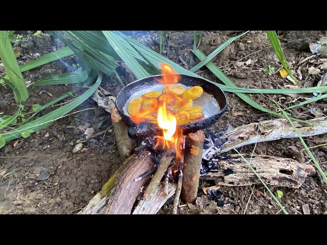 Supervivencia extrema: Cocinando en el bosque con herramientas improvisadas.