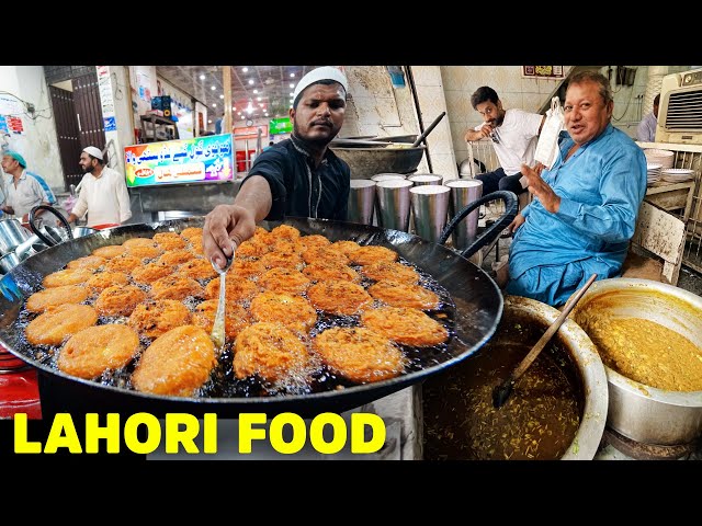 Lahori Nashta at 150 Years old Halwa Poori Shop, Laddu Peethi Local Street Food at Shalamar Bagh