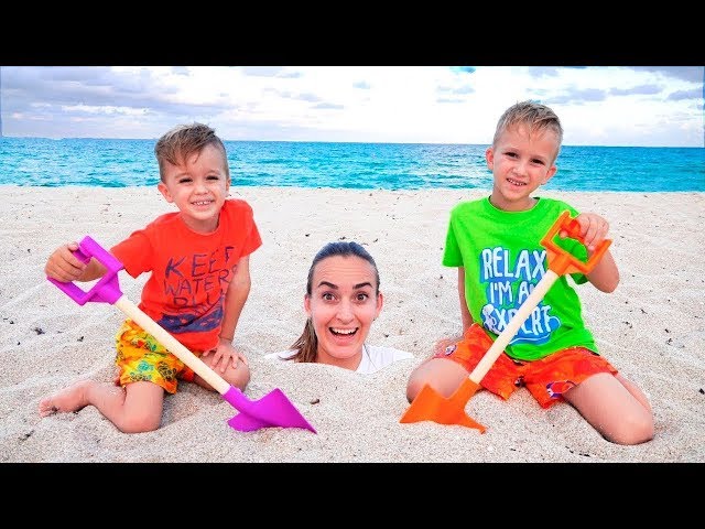 Vlad e Nikita tiveram um dia divertido na praia! Brincando com mamãe e areia