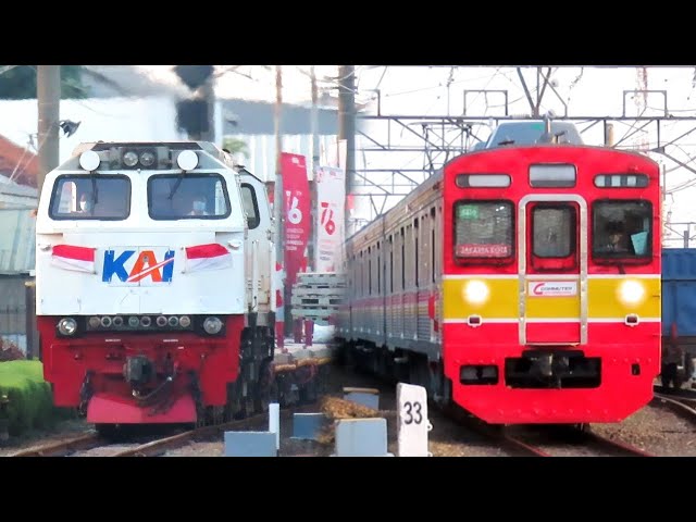 Kumpulan Kereta Api KRL Commuter Line di Stasiun Depok, KRL JR 205 & Lokomotif CC 206 Bawa Bendera !