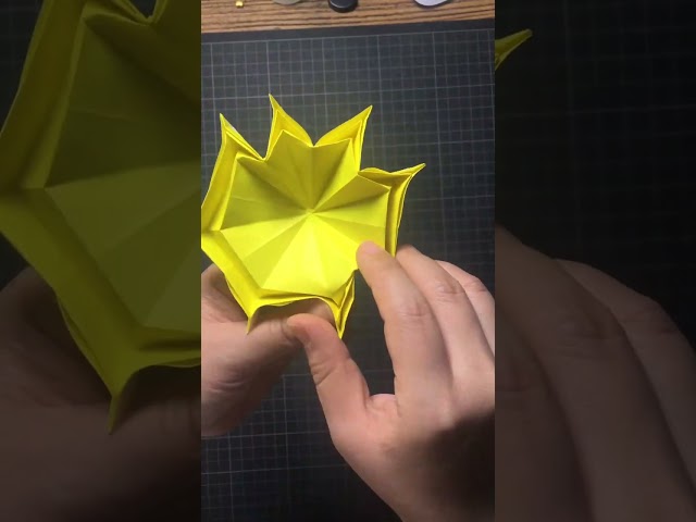 Kawasaki Marigold Origami #003 Use overlapping folded ridges to express the numerous petals of marig