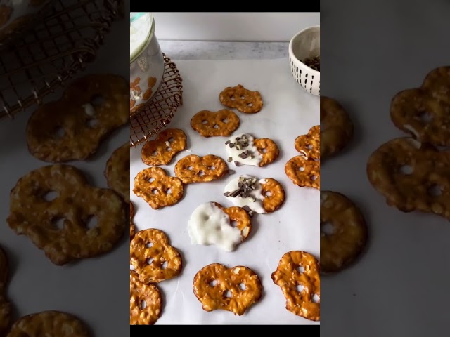 3 ingredient White Chocolate + Mint Pretzels 🥨 If you’re a fan of salty sweet snacks, this one is a