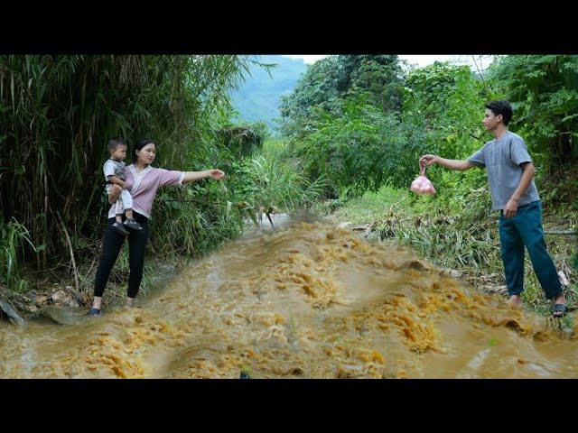 3 days stuck in floodwater: lucky single mother gets help from a kind man || Ly Tieu Nu