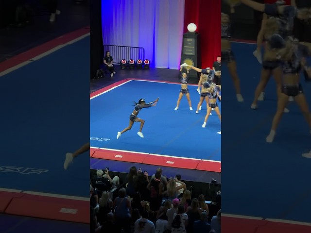 Bounce back tumbling pass🤯#cheer #tumbling