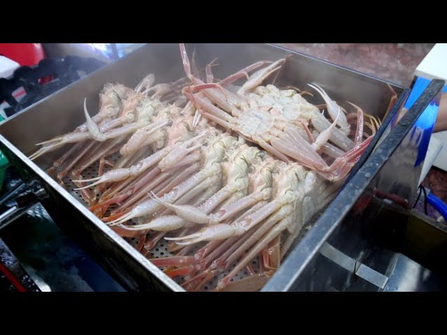 Korean crab cooked with steam./Korean street food