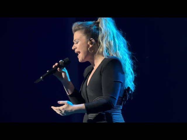 Kelly Clarkson performs Lighthouse at The Chemistry Vegas Residency on 2/10/24.