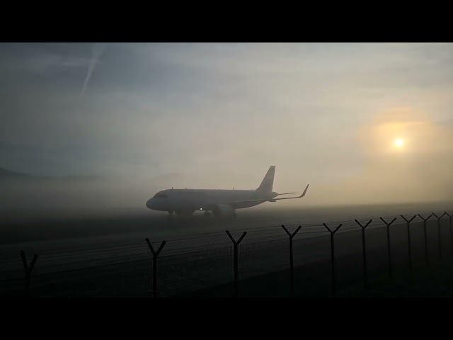 Ausrollen Eurowings Salzburg aus Düsseldorf aus den Nebel