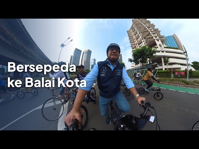 Bersepeda ke Balai Kota