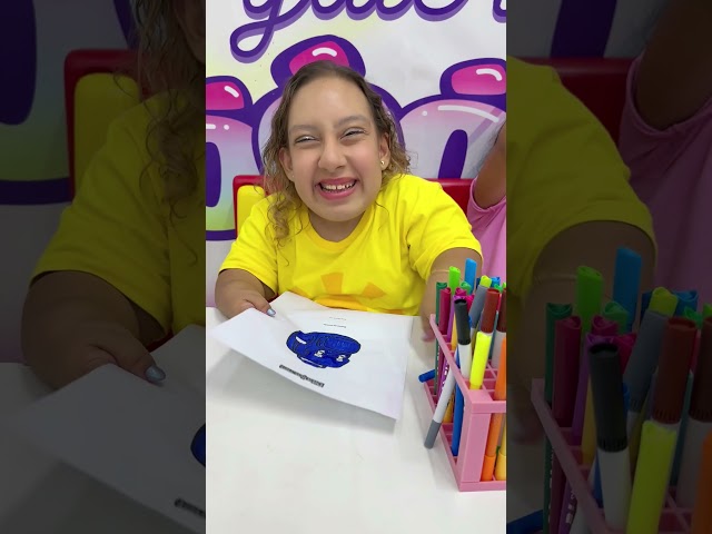 Maria Clara e Bella brincam de transformar desenhos em brinquedos de verdade #shorts