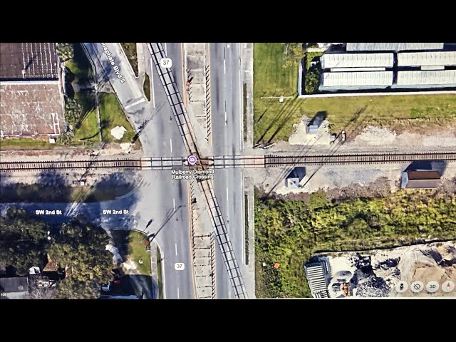 RR Diamond In Middle Of Busy 4 Lane Highway! CSX Locomotive Pulls Heavy Train Up Steep Florida Grade