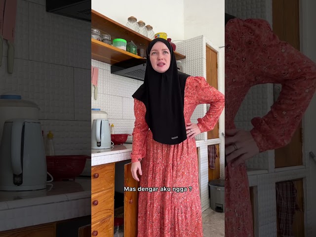 Istri Bule Rusia tau kenapa suami nggak kedengaran #uliana #ulianaci #videohumor #videoreceh