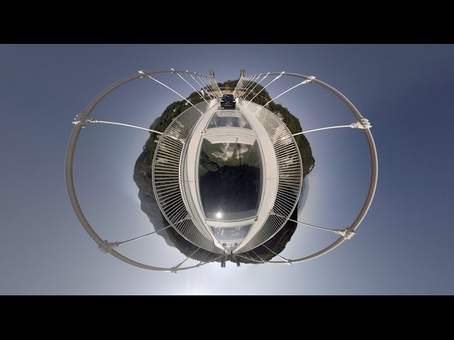 [360° video]Volvo XC90 in Zhangjiajie China's giant glass bridge