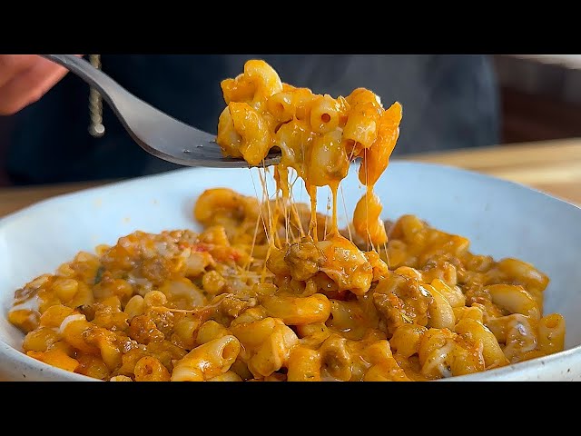 This Cheesy Beef Pasta Is So QUICK & EASY To Make