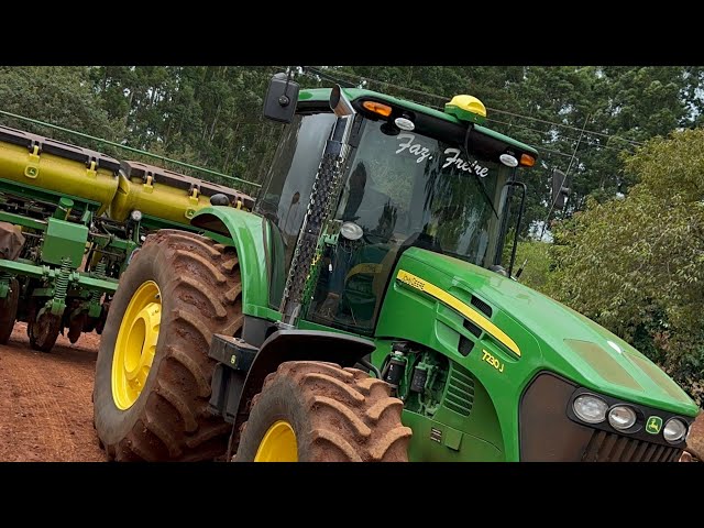 Trator com difusor de escapamento Jhon deere