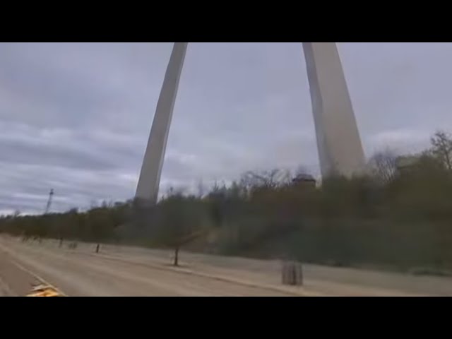 360 Degree🚶‍♂️🚶‍♂️ Mississippi River by St. Louis Arch Missouri April 4, 2024