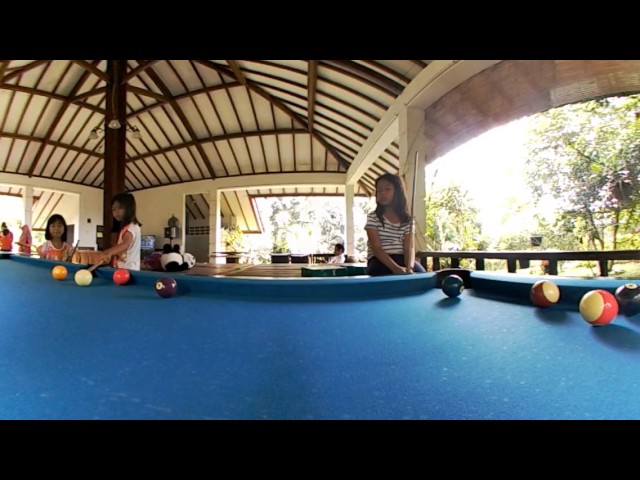 360 Video - Anak-anak belajar main bilyar. (Children Learn to Play Pool)