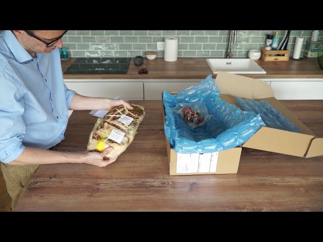 Unboxing eines Vorderschinkens ohne Knochen (spanischen "Jamon") von ibergour.com