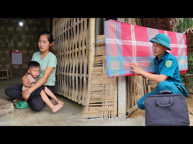 FULL VIDEO: The police officer always silently helps the mother and child during difficult times.