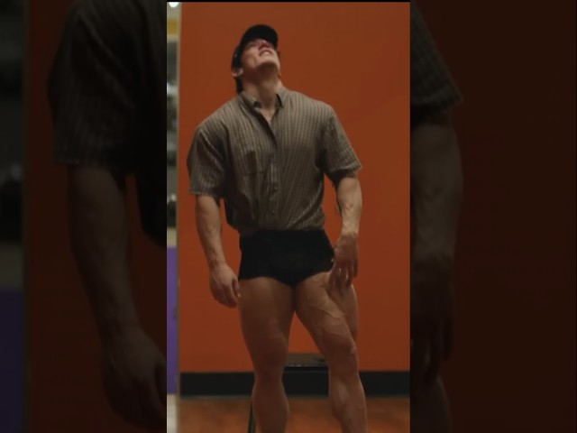 Sam Sulek complains about the Lighting while Showing off his MASSIVE Legs #bodybuilding #gym