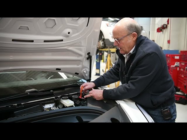 Disconnecting the battery on an electric vehicle I Working Smarter Series