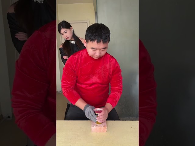 中国气功：男人只用一根手指弹碎易拉罐Chinese Qigong: Man breaks cans with just one finger