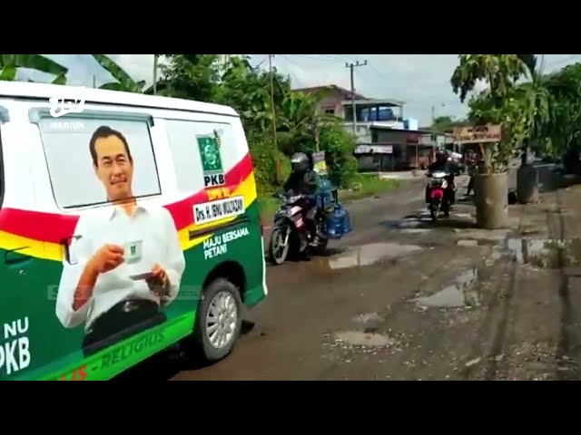 Jalan Rusak, Warga Tanam Pohon Pisang Di Jalan