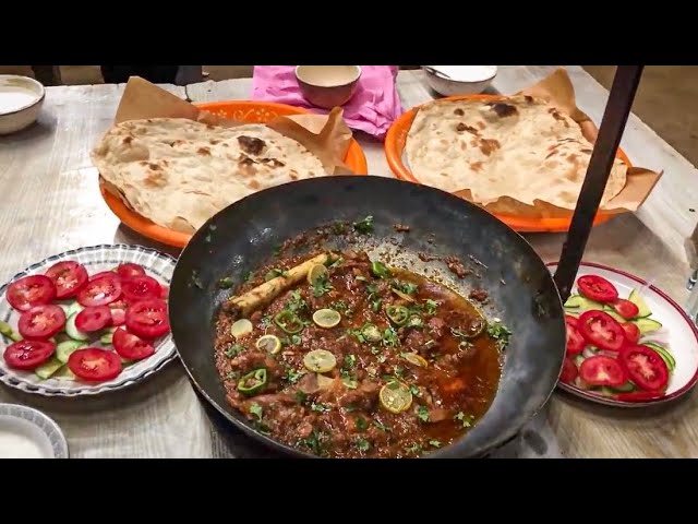 OLDEST PAKISTANI STREET FOOD in Bahawalnagar!! MOUTH WATERING Mutton Karahi or Anday Wala Burger