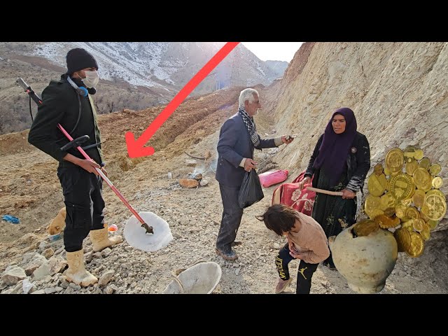 A nomadic woman finds treasure in a cave, and her grandfather and a relative try to steal it.