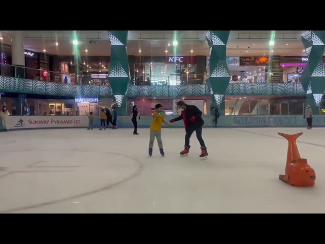 Playing ice skating at Sunway Pyramid - 16 november 2022