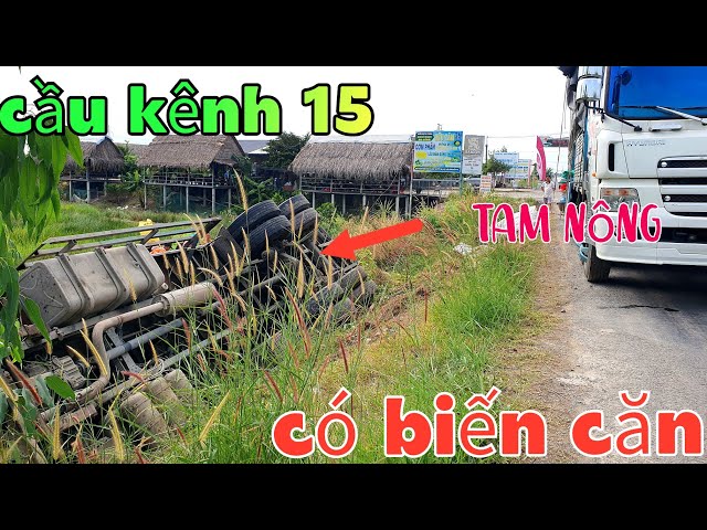 Cầu Kênh 15-Hướng Về Tam Nông-Xe Tải Chở Mạt Cưa ép-Lủng Bánh Mắt Lái-Lao Xuống Mé Đường