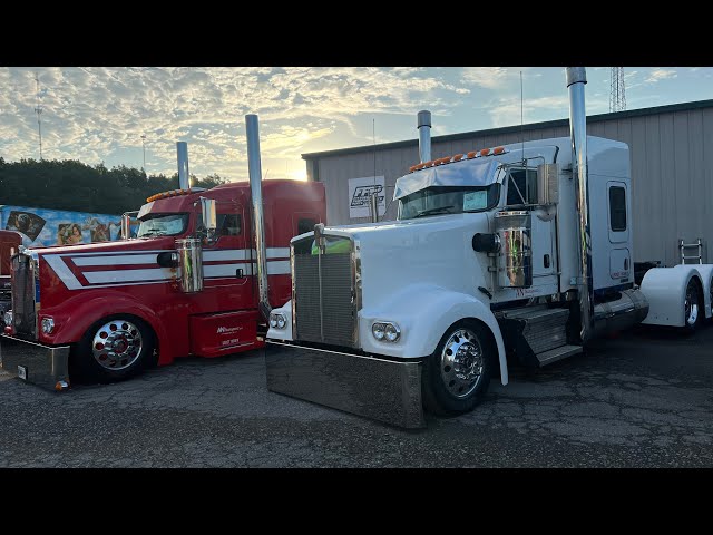 Kenworth w900 (Double trouble) at the semi-casual truck show