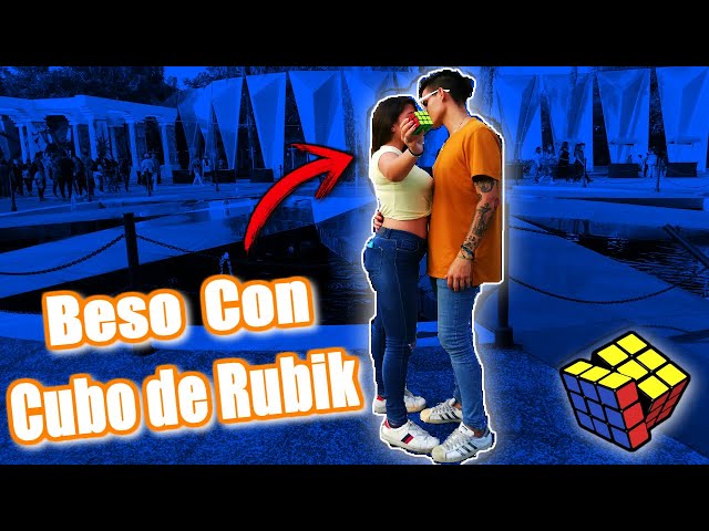 BESANDO A CHICAS CON CUBO DE RUBIK