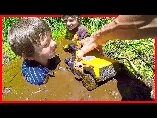 TOW TRUCKS STUCK IN THE MUD! - Axel Show Toy Trucks