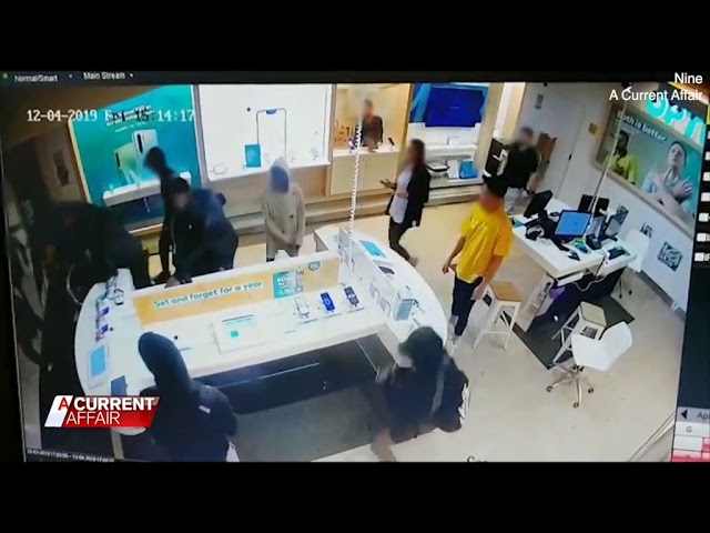 Gang of teenagers storm an Optus store in Sydney #NewsTrends