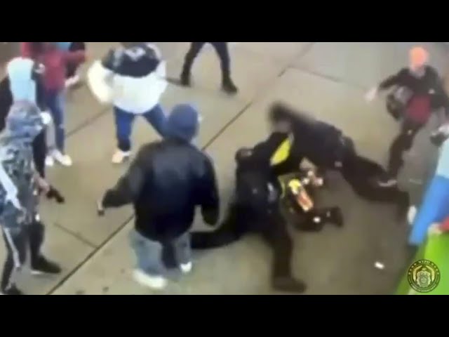 LA Police gets brutally attacked by gang members